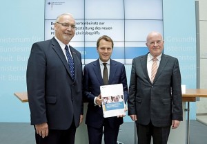 Am 27. Juni haben die Vorsitzenden des Expertenbeirats zur konkreten Ausgestaltung eines neuen Pflegebedürftigkeitsbegriffs, Wolfgang Zöller (MdB) und Karl-Dieter Voß den Bericht des Beirats an Bundesgesundheitsminister Daniel Bahr übergeben. Quelle: BMG/Köhler
